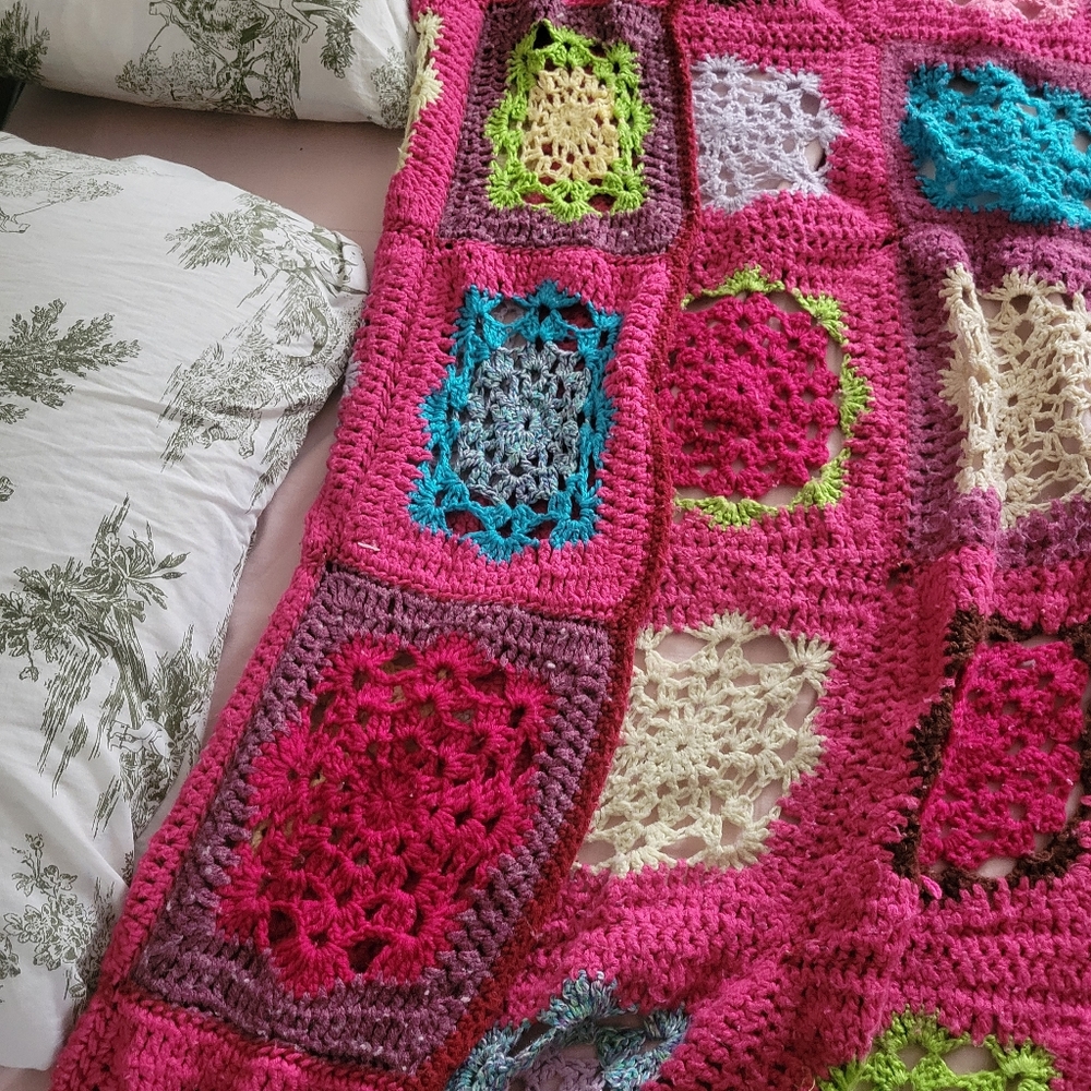 STUNNING Hand Crocheted Blanket - Picture 7 of 7